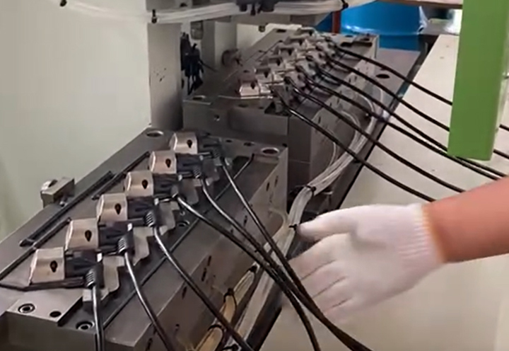 Produktionsformlösung für PVC-Stromsteckverbinder